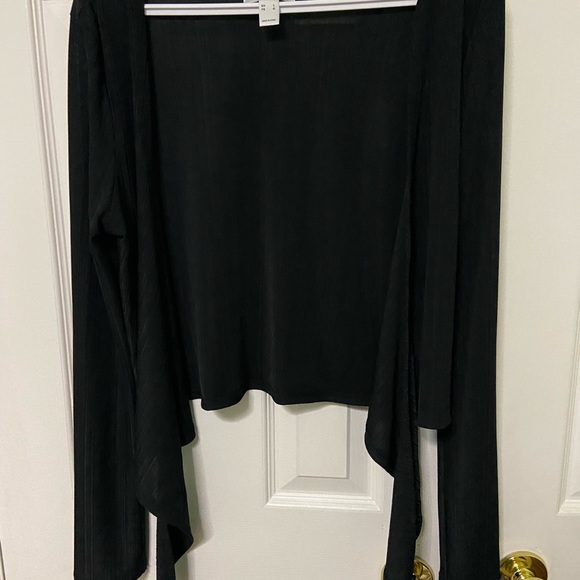 Black cardigan/crop top v-neck front - Picture 2 of 2
